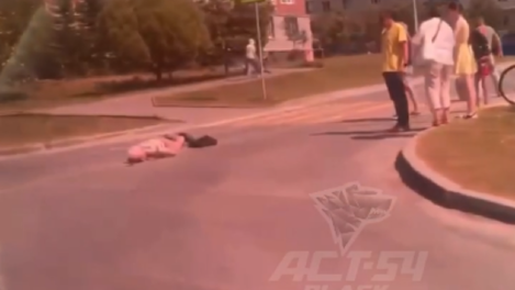 Под Новосибирском велосипедист перегрелся на солнце и упал в обморок на дороге