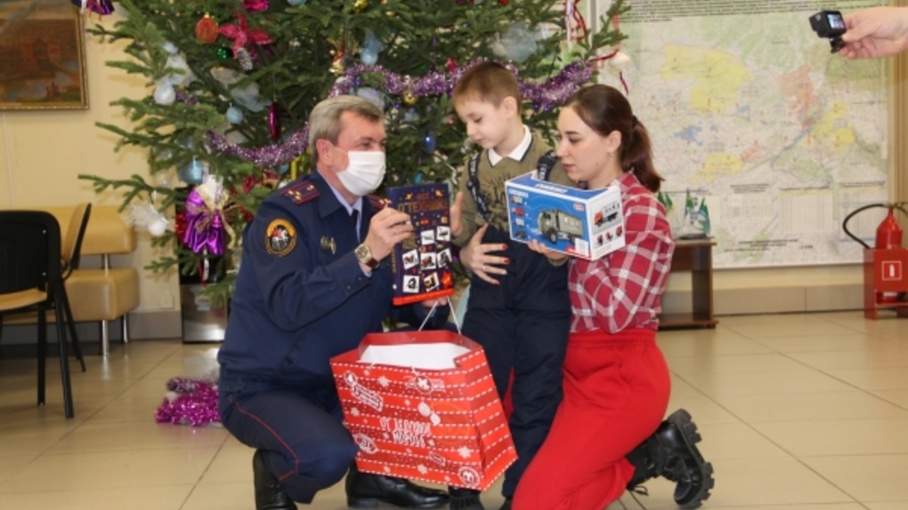 Новогоднее желание 5-летнего мальчика исполнили новосибирские следователи и пожарные