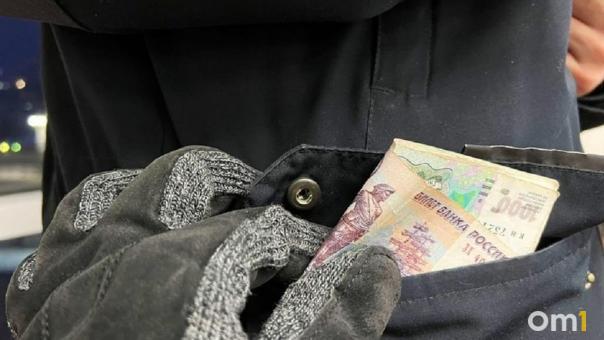 На омском Левобережье мужчина избил и ограбил троих прохожих