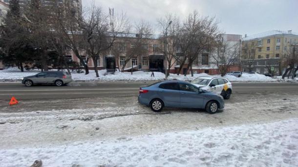 В Новосибирске на улице Добролюбова столкнулись два автомобиля