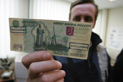 В Омске бизнесмен рассчитался на кассе гипермаркета поддельной «тысячей»
