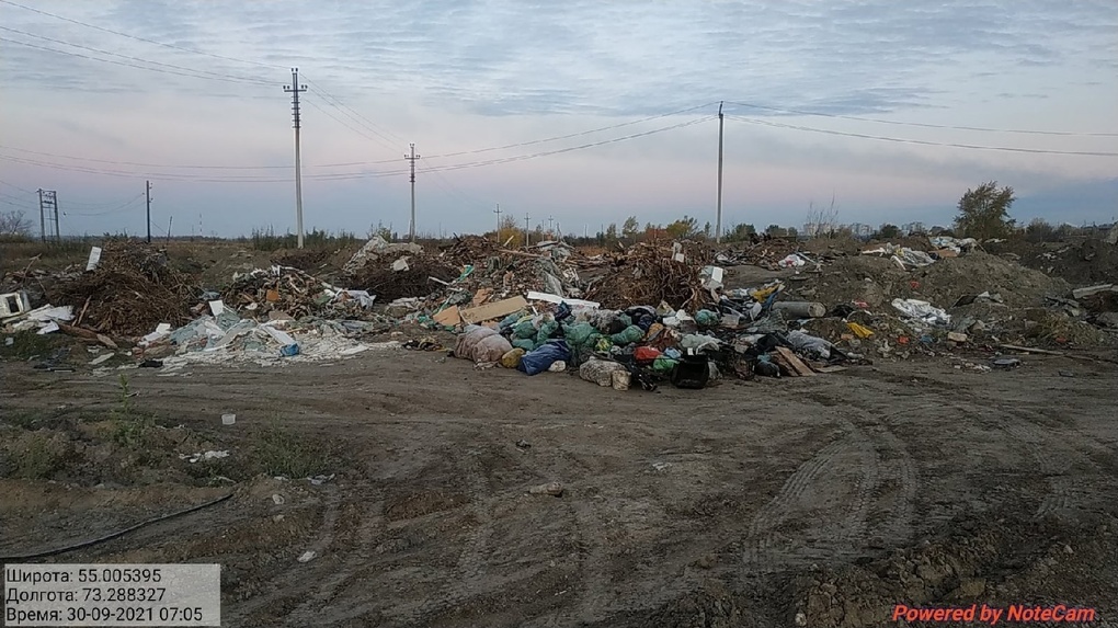 Напротив стройплощадки «Арены Омск» обнаружили несанкционированную свалку мусора