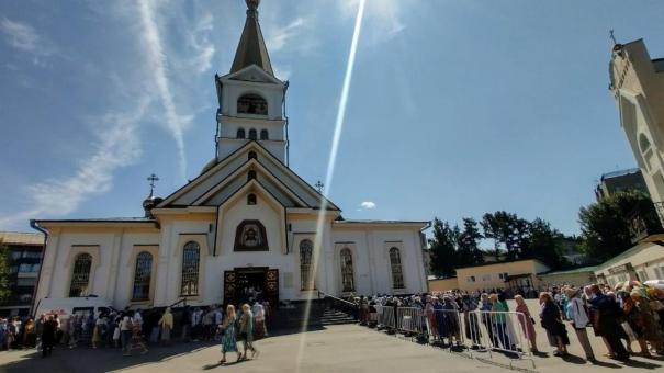 Сотни новосибирцев выстроились в очередь к мощам Матронушки