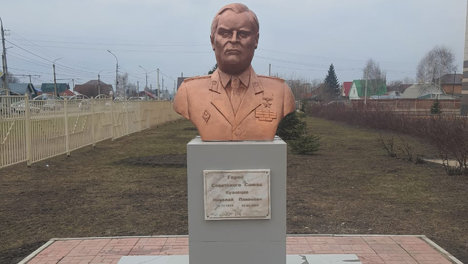 Бюст Героя Советского Союза Николая Кузнецова вернули на постамент после реставрации в Новосибирске