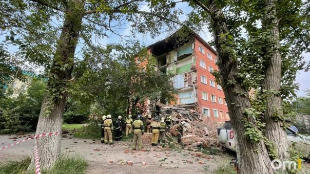 Живы или нет? Под завалами рухнувшего дома ищут мать с ребёнком