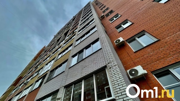 В центре Омска под окнами жилого дома нашли тело женщины