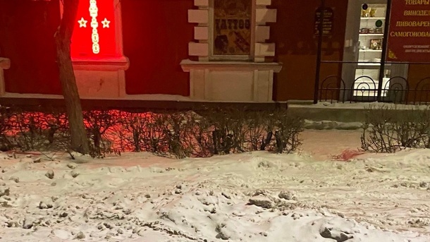 Омские дорожники превратили парковку на Богдана Хмельницкого в снежный вал