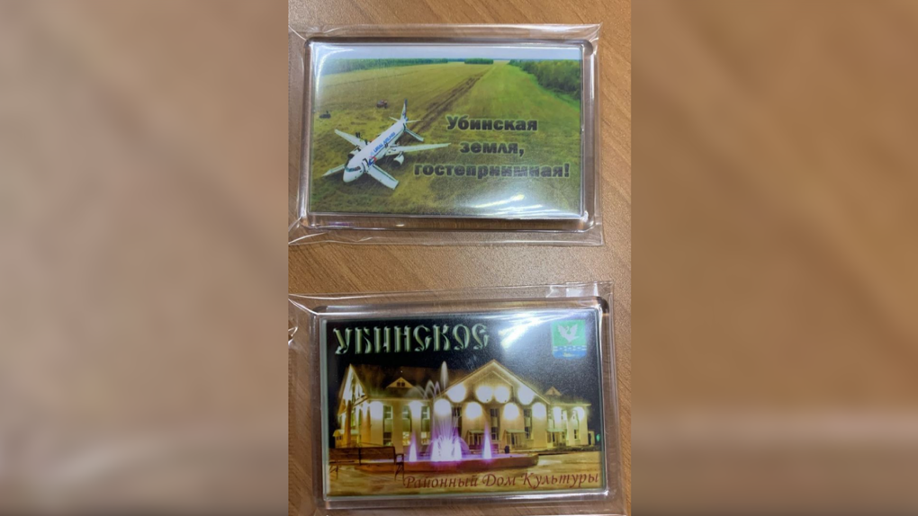 Появились сувениры с изображением самолёта на пшеничном поле под Новосибирском