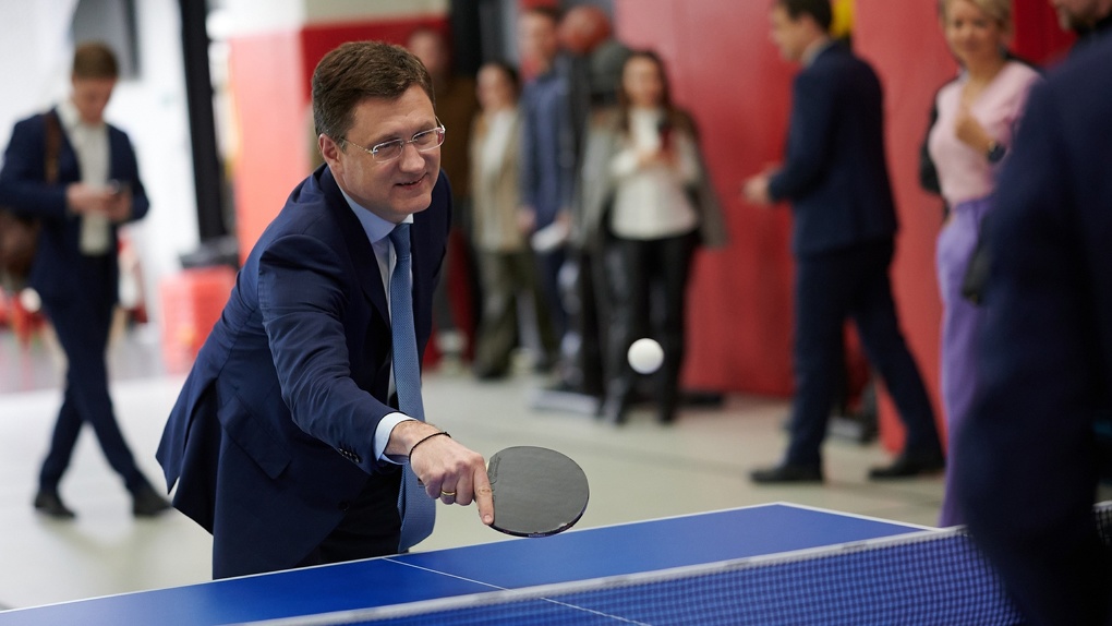 Вице-премьер Новак во время экскурсии по омской G-Drive Арене сыграл в теннис