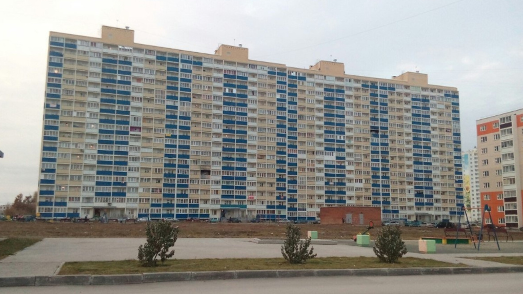 Труп парня нашли под окнами многоэтажки в Новосибирске