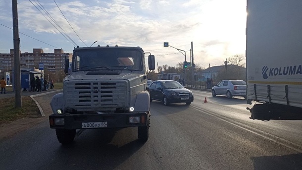 В Омске ЗИЛ сбил насмерть школьника