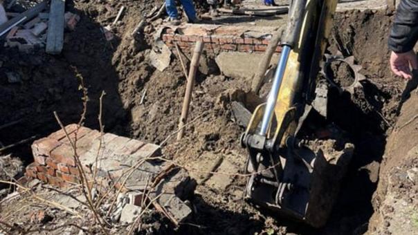Под завалом человек: в посёлке под Омском обрушился водяной коллектор