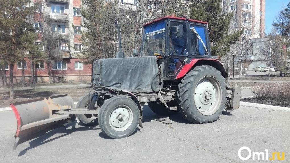 В Омской области начали готовить технику к зимней уборке дорог