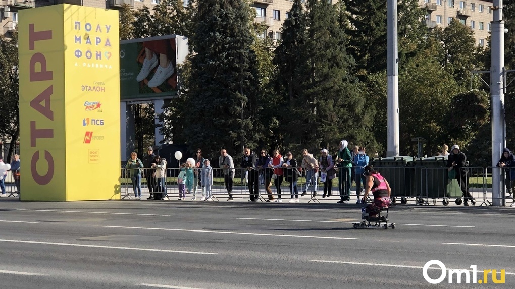 Инвалид без ног устроил забег на полумарафоне Раевича в Новосибирске