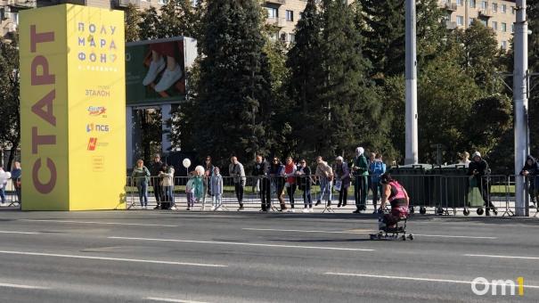 Инвалид без ног устроил забег на полумарафоне Раевича в Новосибирске