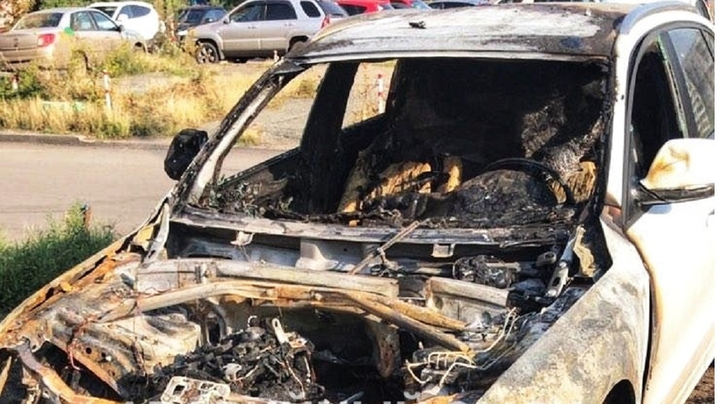 В сети выставили видео и фотографии сгоревшей ночью машины