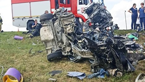 На трассе под Омском в жуткой аварии погибли четыре человека, среди них двое детей