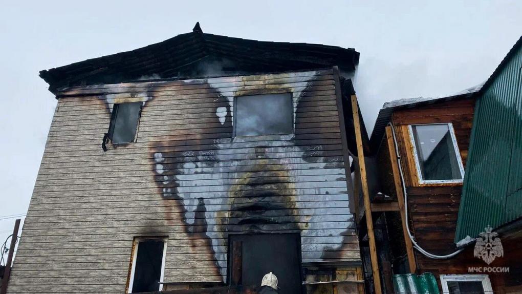 В Амурском посёлке Омска сгорел двухэтажный коттедж