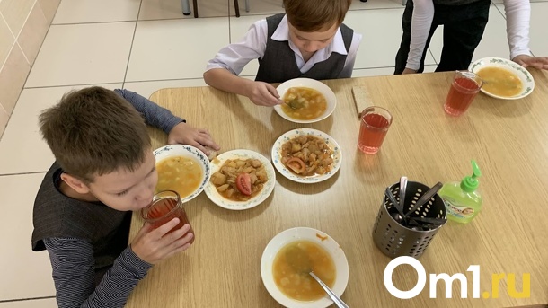 Волосы в супе: омичка пожаловалась на отвратительное питание в городской школе