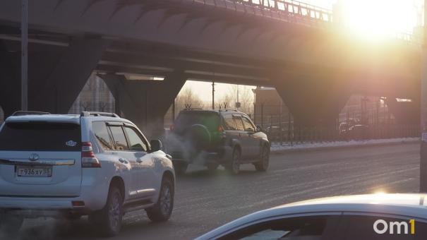 Автодилеры сообщили о приостановке поставок машин и запчастей в Омск