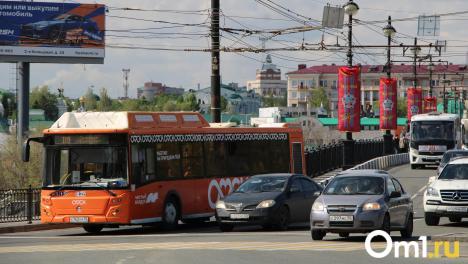 Сразу на нескольких омских маршрутах уменьшат количество автобусов