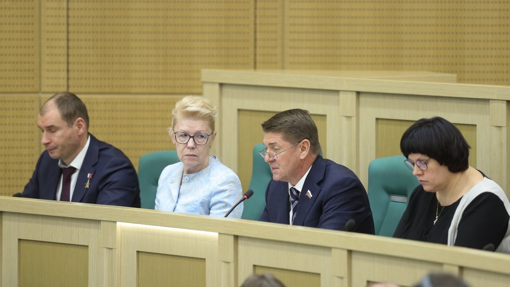 Новому сенатору от Омской области Перминову выдали удостоверение