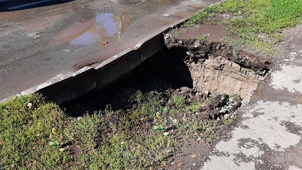 Метровая яма образовалась из-за провала грунта в Новосибирске