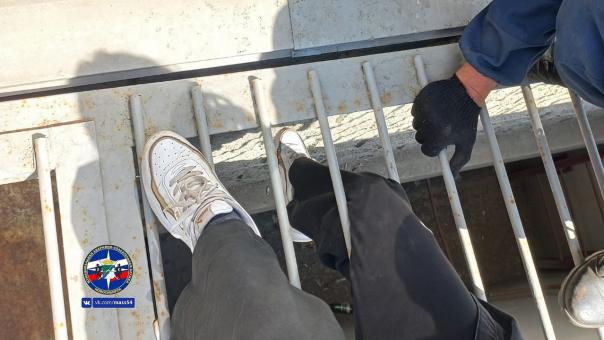 В центре Новосибирска спасатели вызволили застрявшую в решетке девушку