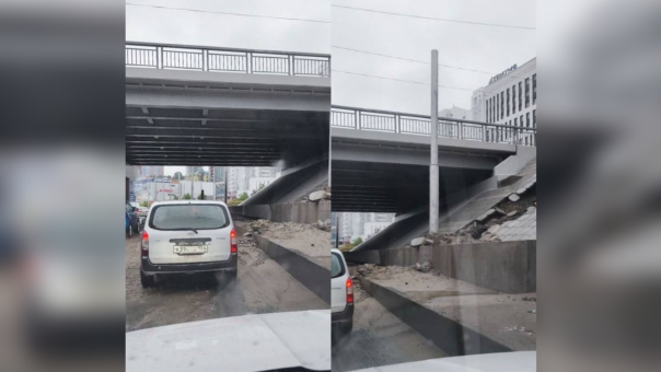 Часть откоса моста обвалилась и образовала пробку в Новосибирске