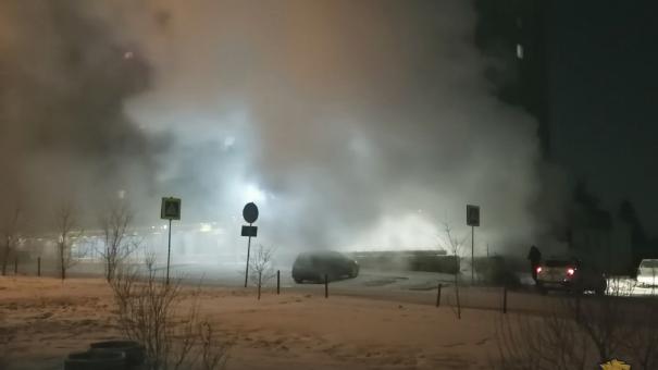 В Новосибирске улицу Станиславского затянуло паром из-за прорыва труб