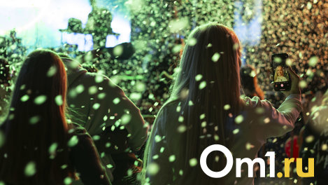 «Никогда не останавливайтесь!»: в Омске прошли концерты Клавы Коки, группы Cream Soda и секретного гостя