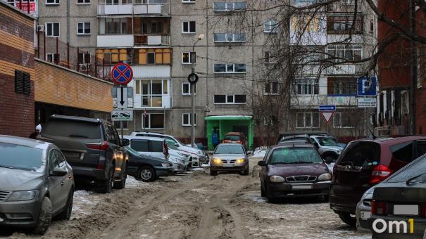 В Омске 70-летняя бабушка выпала из окна на восьмом этаже