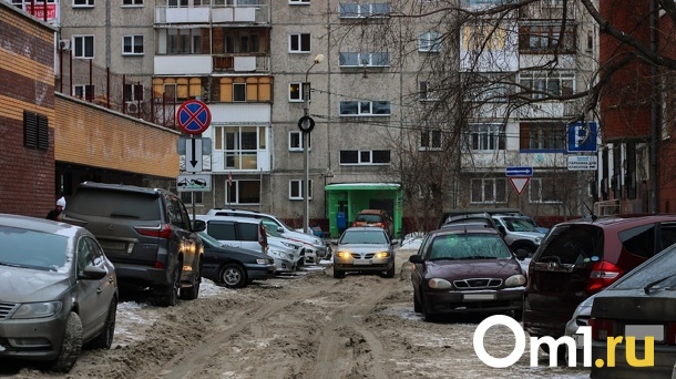 В Омске 70-летняя бабушка выпала из окна на восьмом этаже