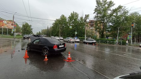 В омских Нефтяниках молодой водитель въехал в иномарку, за рулём которой был подросток