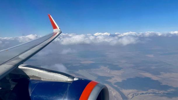 «Ведёт себя подобно бомбиле»: новосибирский депутат готовит претензию к авиакомпании «Победа»