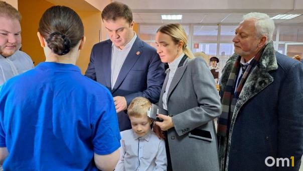Виталий Хоценко с младшим сыном и женой пришли на избирательный участок
