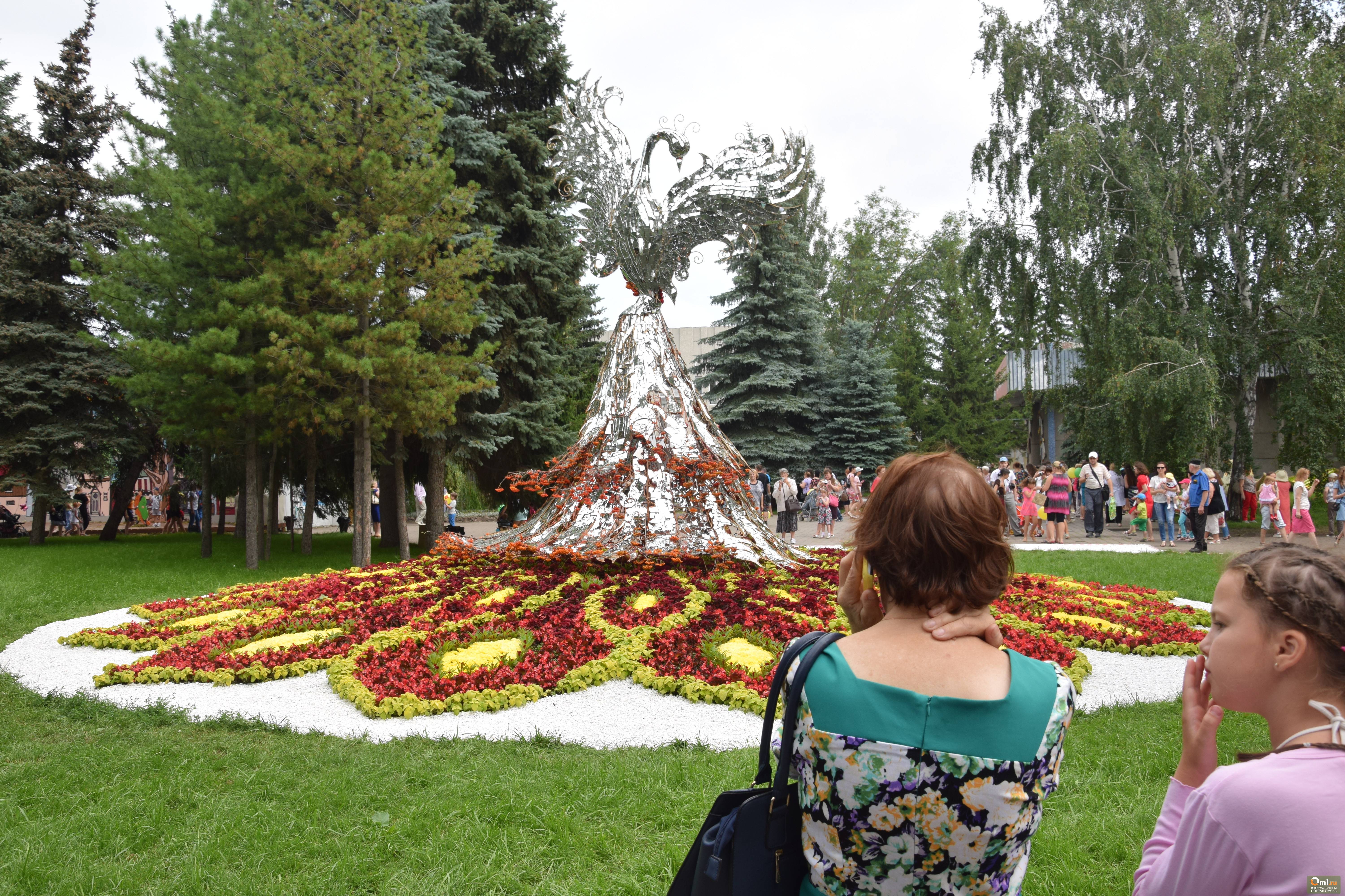 Филфлора омск. Жар птица в сквере Омск.