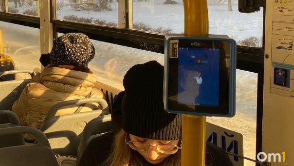 Стало известно, почему омичи не могут оплатить проезд через валидаторы