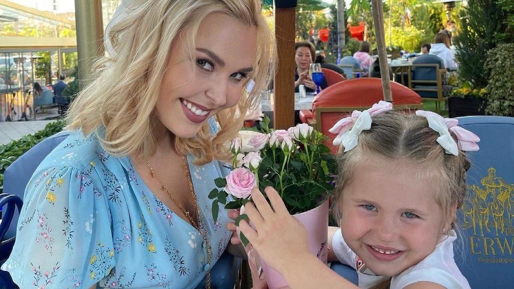 Пользователи соцсетей восхитились пением 5-летней дочери знаменитой певицы из Новосибирска Пелагее