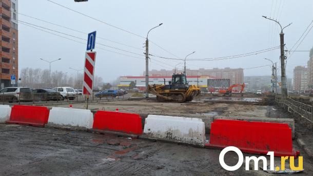Омичи своими силами открыли выезд с перекрытого бульвара Архитекторов