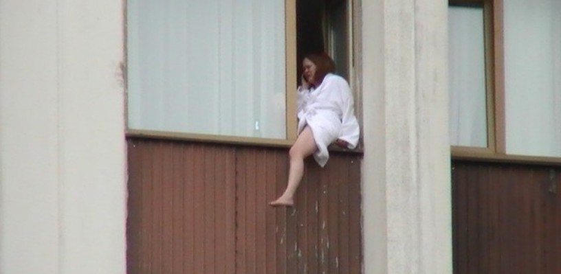 Подглядывания первые. Подсматривание в окна. Девушка выпрыгнула с балкона. Заглядывает в окно. Подсмотренное в окнах домов.