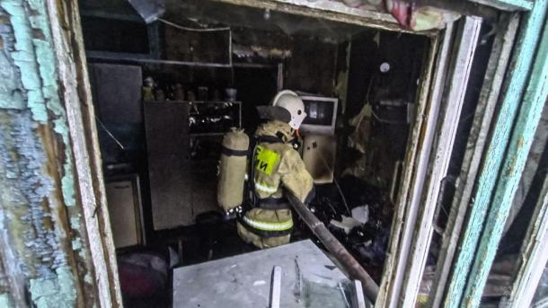 В Таре мужчина выпрыгнул из окна, спасаясь от смертельной опасности