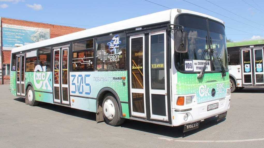 В Омск выпустили на маршруты брендированные автобусы ко Дню города