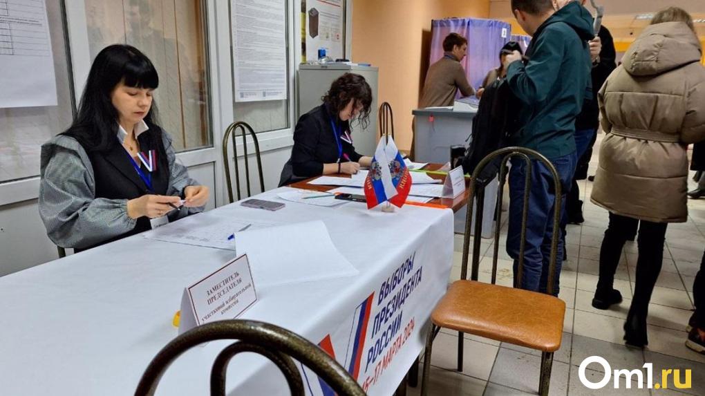 На избирательных участках в Омске уже образовались очереди