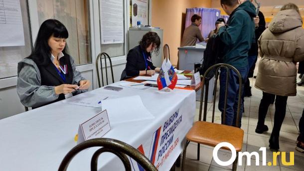 На избирательных участках в Омске уже образовались очереди