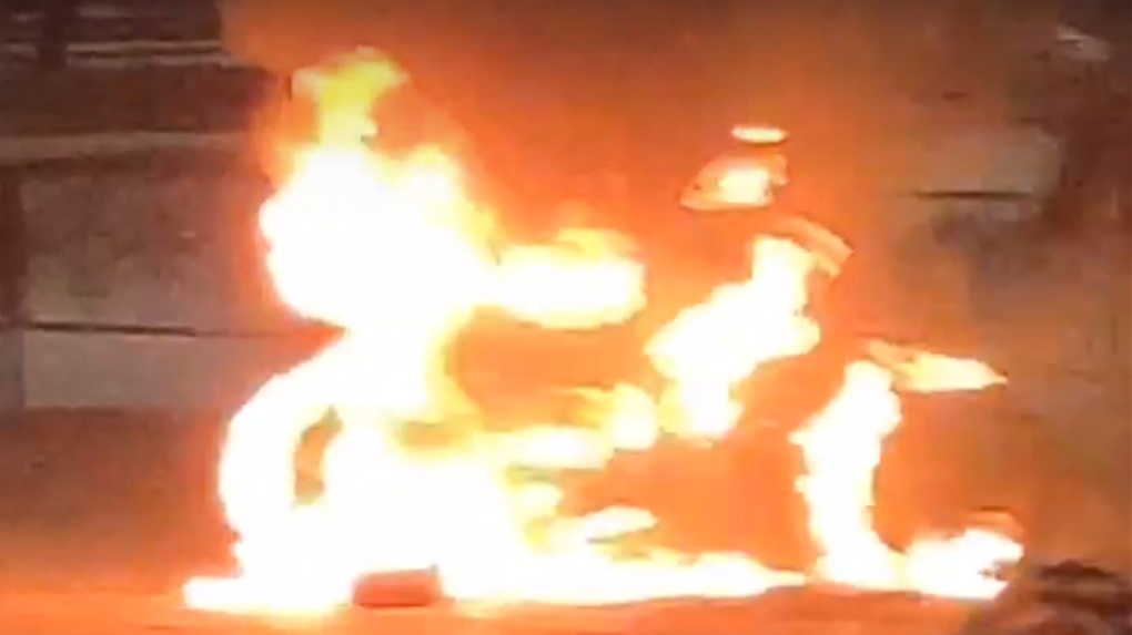 На благоустроенной улице в Омске сгорел мотоцикл - ВИДЕО