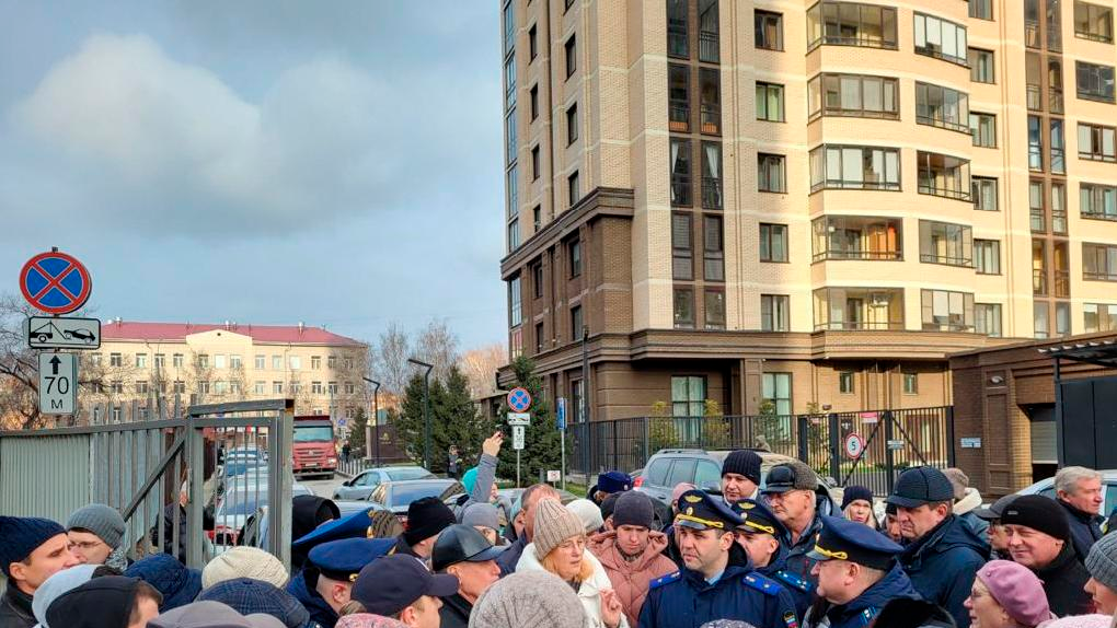 Прокурор Новосибирской области провёл встречу с обманутыми дольщиками