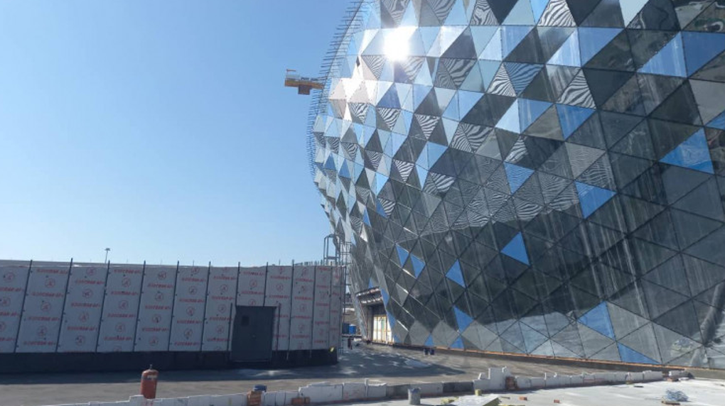 Многослойную кровлю начали монтировать на новой ледовой арене в Новосибирске. ФОТО