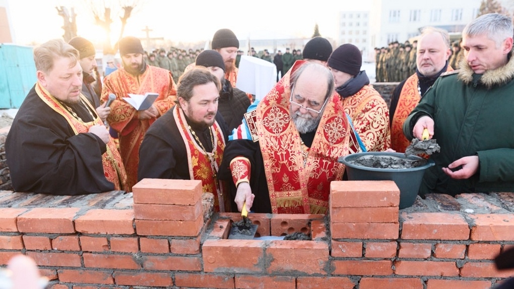 Омск смирново. Камень на закладку храма. Омск религиозные. Камень в Омске заложенный. Храм всех сибирских святых Омск ВК.