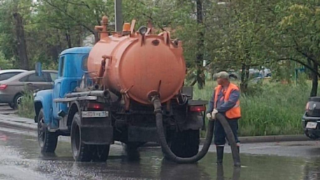 Омские дорожники вышли на борьбу с последствиями дождя